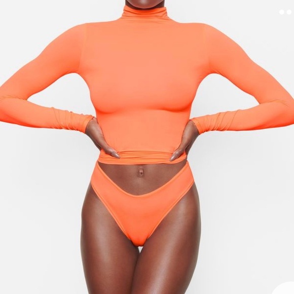 8️⃣0️⃣ BRAND NEW! TAGS ON! SOLD OUT BEAUTIFUL SKIMS FITS EVERYBODY TURTLENECK - Picture 4 of 5